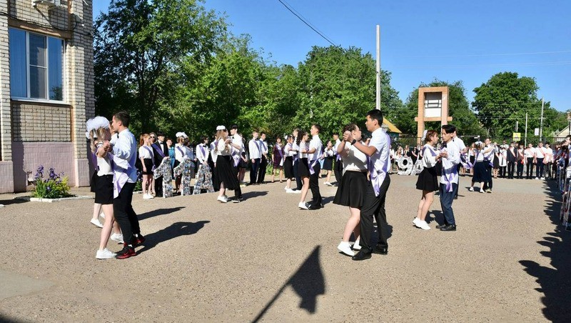 25 мая 5 июня. Школа 64 Астрахань. Линейка в школе. 25 Мая последний звонок 2022. Школьная линейка последний звонок 2022.